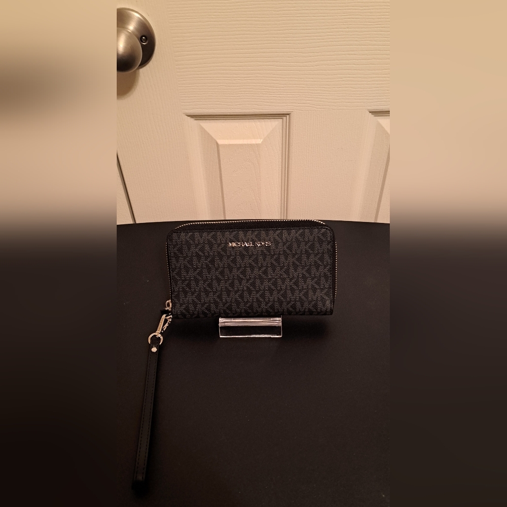 Michael Kors Jet Set Large Signature Logo Smatphone Wallet NWT